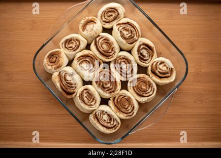 Cinnabon-Brötchen bereit zum Kochen Stockfoto