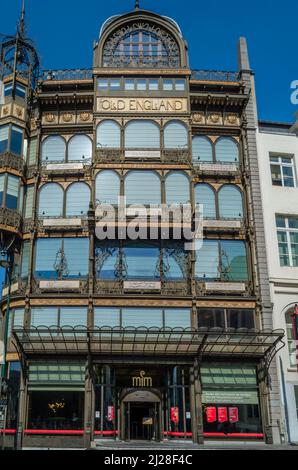 BRÜSSEL, BELGIEN - 21. AUGUST 2013: Fassade des ehemaligen Kaufhauses Old England, heute Musikinstrumentenmuseum in Brüssel, Belgien. Ist ein Stockfoto