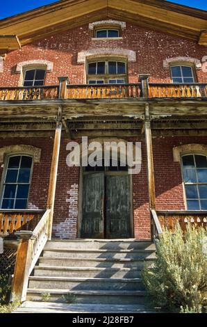 MT: Beaverhead County, Dillon Area, Bannack State Park (Geisterstadt), Front of Abnd Brick Hotel; Hotel Meade [Fragen Sie nach #170,055.] Stockfoto