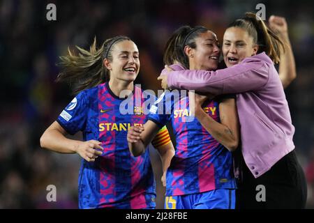 Barcelona, Spanien. 30. März 2022. Alexia Tutelas, Leila Ouahabi und Lieke Martens vom FC Barcelona feierten den Sieg in Vollzeit während des UEFA Women's Champions League-Spiels zwischen dem FC Barcelona und Real Madrid, das am 30. März 2022 im Stadion Camp Nou in Barcelona, Spanien, ausgetragen wurde. (Foto von Bagu Blanco/PRESSINPHOTO) Credit: PRESSINPHOTO SPORTS AGENCY/Alamy Live News Stockfoto