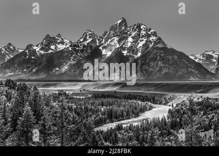 Grand Teton Mountains und der Snake River in schwarz-weiß mit klarem Himmel, Wyoming Stockfoto