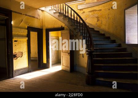 MT: Beaverhead County, Dillon Gegend, Bannack State Park (Geisterstadt), Innen- und Treppenhaus des abnd Backstein Hotels [Fragen Sie nach #170,056.] Stockfoto