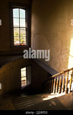 MT: Beaverhead County, Dillon Gegend, Bannack State Park (Geisterstadt), Innen- und Treppenhaus des abnd Backstein Hotels [Fragen Sie nach #170,057.] Stockfoto