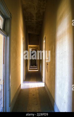 MT: Beaverhead County, Dillon Gegend, Bannack State Park (Geisterstadt), Innen- und Treppenhaus des abnd Backstein Hotels [Fragen Sie nach #170,058.] Stockfoto