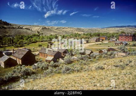 MT: Beaverhead County, Dillon Area, Bannack State Park. Blick auf die Geisterstadt Bannack, in einem Wüstenhügel gelegen Stockfoto