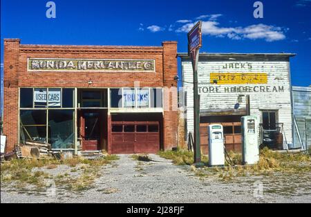 MT: Beaverhead County, Dillon Gegend, Monida (Geisterstadt), verlassene Geschäfte, einschließlich einer Tankstelle Stockfoto