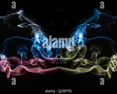 Helsinki / Finnland - 29. MÄRZ 2022: Konzept des abstrakten Rauchs, der mit den Farben der russischen und ukrainischen Flaggen gefärbt ist Stockfoto