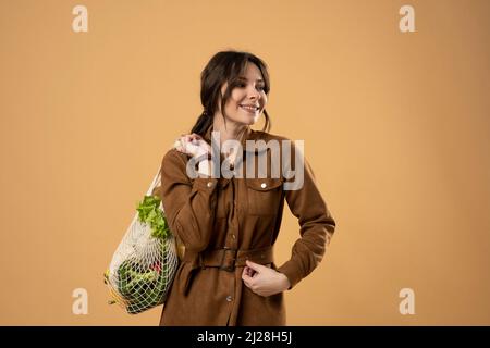 Zero Waste Konzept. Junge Frau hält wiederverwendbare Baumwoll-Einkaufstasche mit Lebensmitteln aus einem Markt. Konzept ohne Kunststoff. Kein Abfall, Kunststoff Stockfoto