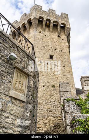Eine vertikale Aufnahme des Turms Guaita, einer der Türme von San Marino auf dem Berg Titano Stockfoto