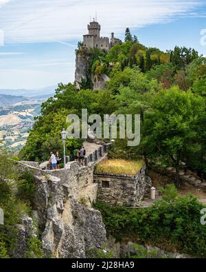 Blick auf den Cesta Tower und den Pass der Hexen, der mit dem Gaita Tower auf dem Titano verbunden ist Stockfoto