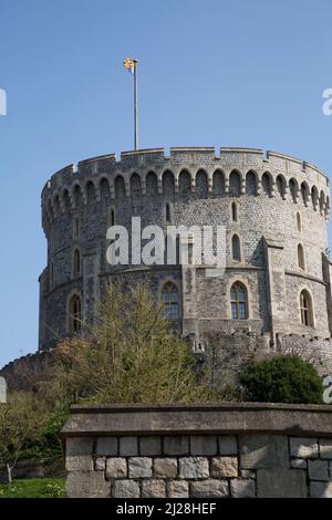 Royal Standard fliegt über den Round Tower, die königliche Residenz des britischen Hoheit. Windsor Castle, Windsor, Burkshire, England, Großbritannien Stockfoto