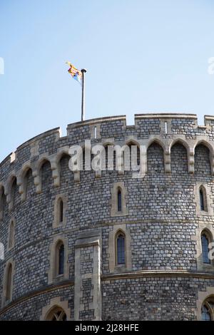 Royal Standard fliegt über den Round Tower, die königliche Residenz des britischen Hoheit. Windsor Castle, Windsor, Burkshire, England, Großbritannien Stockfoto