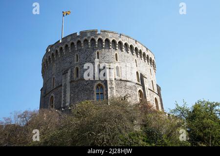 Royal Standard fliegt über den Round Tower, die königliche Residenz des britischen Hoheit. Windsor Castle, Windsor, Burkshire, England, Großbritannien Stockfoto