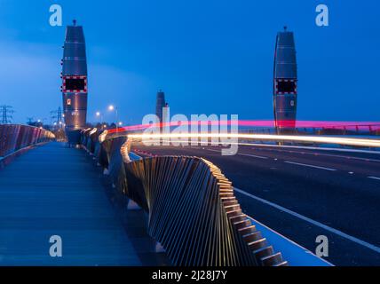 Poole, Dorset, Großbritannien. 30.. März 2022. Twin Sails heben Brücke in der Dämmerung mit Verkehrswegen von Fahrzeugen, die die Brücke bei einer langen Exposition überqueren. Quelle: Carolyn Jenkins/Alamy Live News Stockfoto