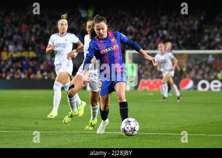 Barcelona, Spanien. 30. März 2022. BARCELONA, SPANIEN - 30. MÄRZ: Clàudia Pina aus Barcelona fährt den Ball während eines UEFA Women's Champions League-Spiels zwischen Barcelona und Real Madrid am 30. März 2022 im Camp Nou in Barcelona, Spanien. (Foto von Sara Aribó/PxImages) Credit: Px Images/Alamy Live News Stockfoto