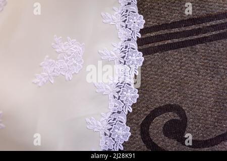 Braut, die sich bereit macht, sich kleidet, an ihrem Hochzeitstag Stockfoto