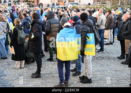 Menschenmassen protestieren gegen die russische Invasion in der Ukraine: Anti-Kriegs-Proteste Demonstration am 26. Februar 2022 in Aarhus, Dänemark Stockfoto