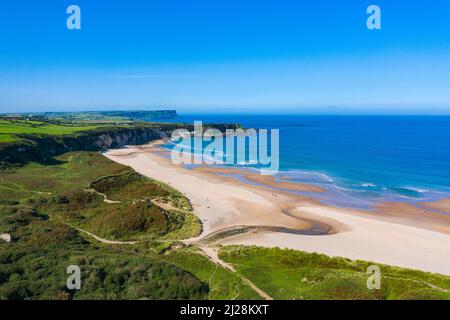 Luftaufnahme der White Park Bay und des Hamlet von Portbraddon und der Giants Causeway Coast an der Nordküste von Nordirland Stockfoto