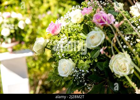 Ein Bouquet aus weißen und rosa Rosen für eine Braut Stockfoto