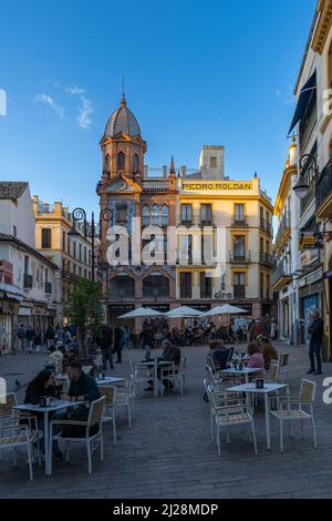 Sevilla, Spanien, 5. März 2022. Pedro Roldan Gebäude auf der Plaza de Jesus de la Pasion in Sevilla Stockfoto