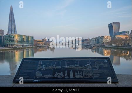 Themse, London am frühen Morgen mit den Shard- und Walkie Talkie-Gebäuden, die sich im Wasser spiegeln Stockfoto