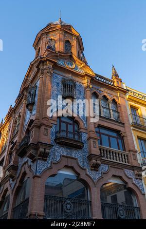 Sevilla, Spanien, 5. März 2022. Pedro Roldan Gebäude auf der Plaza de Jesus de la Pasion in Sevilla Stockfoto