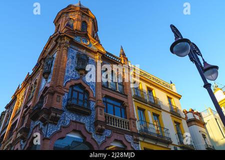 Sevilla, Spanien, 5. März 2022. Pedro Roldan Gebäude auf der Plaza de Jesus de la Pasion in Sevilla Stockfoto