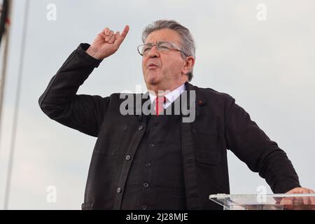 Marseille, Frankreich. 27. März 2022. Jean-Luc Melenchon während seiner politischen Kundgebung in Marseille auf der Bühne zu sehen. Jean-Luc Melenchon ist Kandidat der linken Partei ''La France Insoumise'' bei den französischen Präsidentschaftswahlen 2022 und liegt derzeit an dritter Stelle in den Umfragen für die Wahlrunde 1.. (Bild: © Denis Thaust/SOPA Images via ZUMA Press Wire) Stockfoto