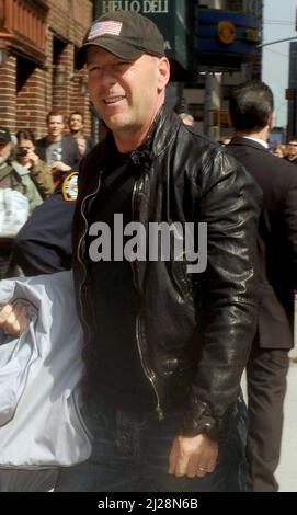 Manhattan, Vereinigte Staaten Von Amerika. 06.. Mai 2009. NEW YORK - 06. MAI: Schauspieler Bruce Willis besucht am 6. Mai 2009 in New York City die "Late Show with David Letterman" im Ed Sullivan Theater Menschen: Bruce Willis Credit: Storms Media Group/Alamy Live News Stockfoto