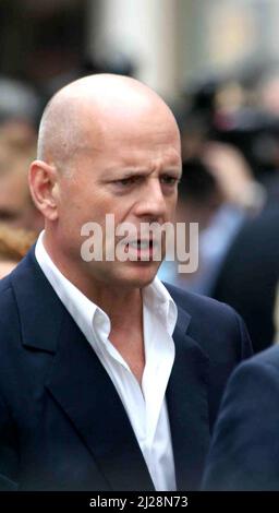 LONDON - 22 2006. JUNI: Der Schauspieler Bruce Willis kommt zur britischen Premiere von „Over the Hedge“ im Vue West End am 22. Juni 2006 in London, England. Menschen; Bruce Willis Stockfoto