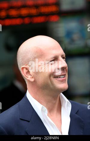 LONDON - 22 2006. JUNI: Der Schauspieler Bruce Willis kommt zur britischen Premiere von „Over the Hedge“ im Vue West End am 22. Juni 2006 in London, England. Menschen; Bruce Willis Stockfoto