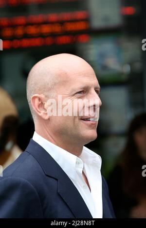 LONDON - 22 2006. JUNI: Der Schauspieler Bruce Willis kommt zur britischen Premiere von „Over the Hedge“ im Vue West End am 22. Juni 2006 in London, England. Menschen; Bruce Willis Stockfoto