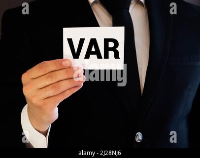 VAR TEXT auf leerem Fußballfeld mit weißen Markierungen prüfen. Stockfoto