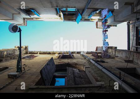 Eine untere Aufnahme von alten Gebäuden in der engen Straße. Stockfoto
