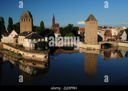 Blick auf die Ponts Couverts Brücken in Straßburg Frankreich an Einem schönen sonnigen Frühlingstag mit Klarem blauen Himmel Stockfoto