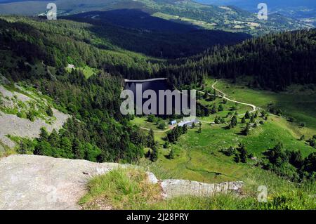 Blick vom Le Grand Ballon Mountain auf den See Lac Du Ballon Vogesen Frankreich an Einem schönen sonnigen Frühlingstag Stockfoto