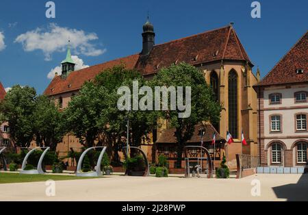 Kirche St. Matthieu am Place Du 2 Fevrier in Colmar Elsass Frankreich an Einem schönen sonnigen Frühlingstag mit Klarem blauen Himmel Stockfoto