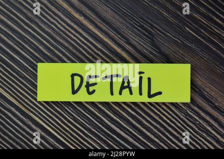 Detail Schreiben Sie auf Haftnotizen isoliert auf Holztisch. Stockfoto