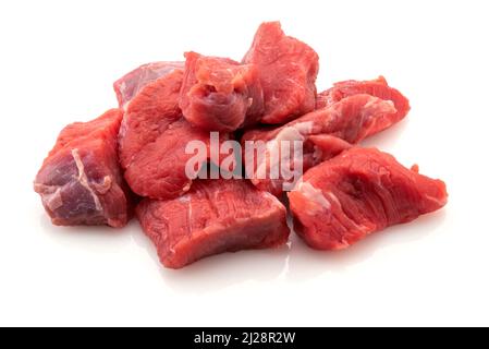 Eintopf von rohem Rindfleisch, Stücke von rohem Fleisch auf weißem Hintergrund isoliert. Hoher Winkel und Kopierbereich Stockfoto