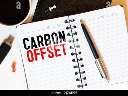 Textschild mit CO2-Offset. Konzeptionelle Foto-Reduzierung der Emissionen von Kohlendioxid oder anderen Gasen Stockfoto