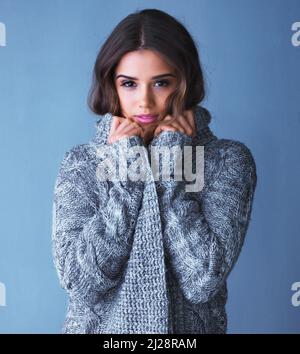 Wahre Schönheit ist ein warmes Herz. Kurze Aufnahme einer attraktiven jungen Frau, die in Winterkleidung posiert. Stockfoto
