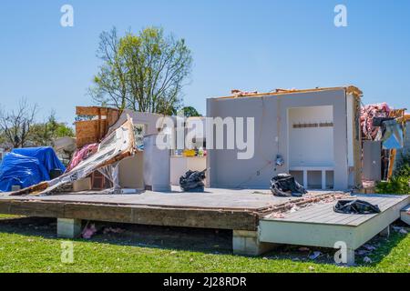 ARABI, LA, USA - 26. MÄRZ 2022: Hausreste wurden bis zum Tornado vom 22. März 2022 auseinandergerissen Stockfoto