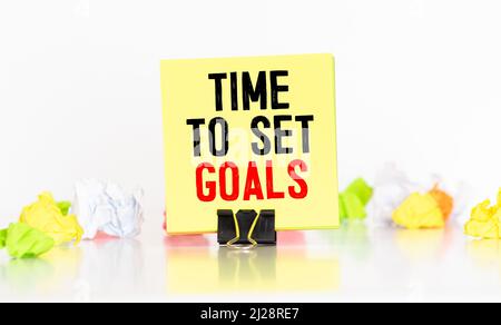 Konzeptionelles Schreiben von Hand, in dem Smart Goals festgelegt werden. Textliste für Geschäftsfotos zur Klärung Ihrer Ideen. Konzentrieren Sie sich auf die Bemühungen, Zeit sinnvoll zu nutzen Stockfoto