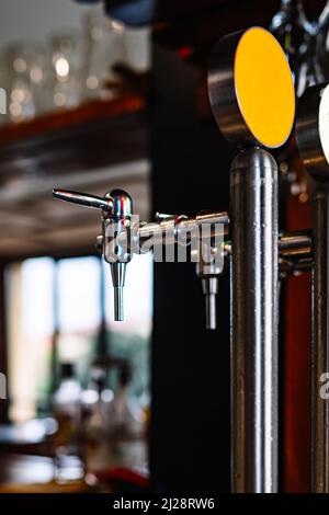 Detail von zwei Bierspender. Vorrichtung zum Abfüllen von Bier in der Bar. Wassertropfen auf Metall. Stockfoto