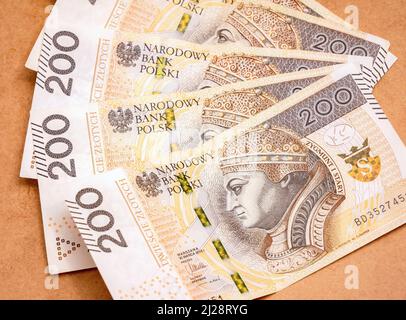 Satz von 200 PLN zweihundert polnischen Zloty-Scheinen, Banknoten auf dem Tisch verteilt. Gehalt, Löhne in Polen, Bonusgeld, Belohnung, Reichtum abstrakt con Stockfoto