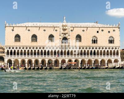 Venedig, Italien - 1. Juli 2021: Blick auf die Fassade des Dogenpalastes von der Küste in Venedig, Italien. Stockfoto