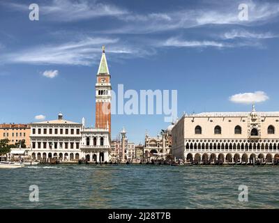 Venedig, Italien - 1. Juli 2021: Fassade des Dogenpalastes und des Markusplatz vom Meer in Venedig, Italien. Stockfoto