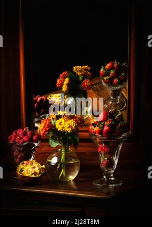 Bodegón de frambuesas, frutillas y flores Lantana Camara. / Stillleben von Himbeeren, Erdbeeren und Lantana Camara Blumen. / Stockfoto