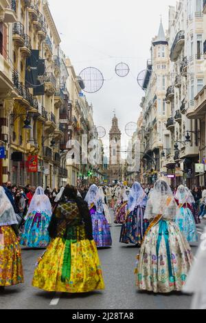 Valencia, spanien - 18. März 2022: Falleras zieht durch die Straßen der Innenstadt von Valencia während der Opferung an die Jungfrau in Las Fallas, gekleidet Stockfoto