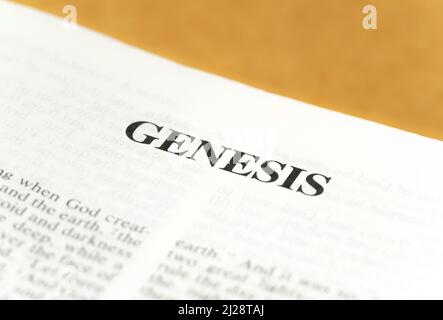 Genesis Titelseite Symbol, das erste Buch des Alten Testaments, Heilige Bibel Anfang, Welt Universum Ursprung biblische Geschichte, Kreationismus Konzept, singl Stockfoto